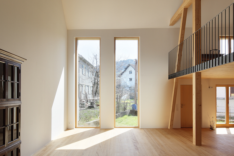 Tiefenthaler Fenster - Altbausanierung mit Holzfenster - Blick nach außen durch bodentiefe Fenster